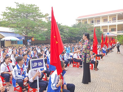 Sinh hoạt liên đội dưới cờ chuyên đề “Mỗi tuần một câu chuyện đẹp, một cuốn sách hay, một tấm gương sáng”